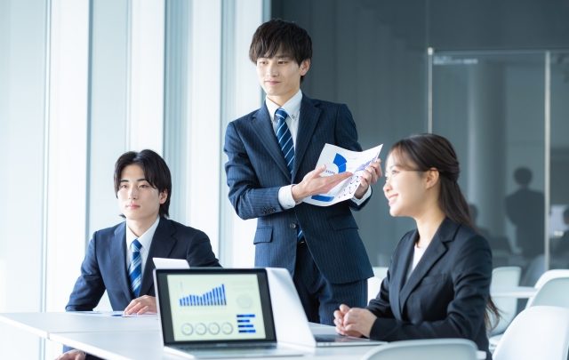 打ち合わせする若いビジネスマン